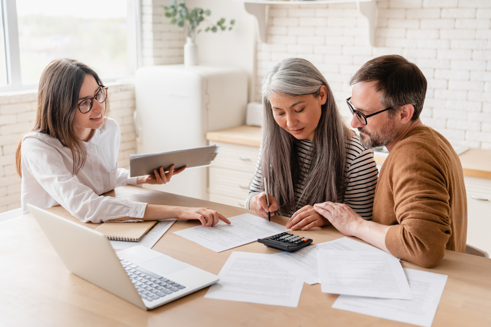 Insurance,agent,consulting,mature,family,couple,,discussing,health,insurance,,signing
